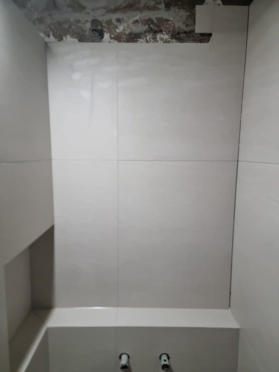 흰색 타일 벽면과 천정의 공사 상태