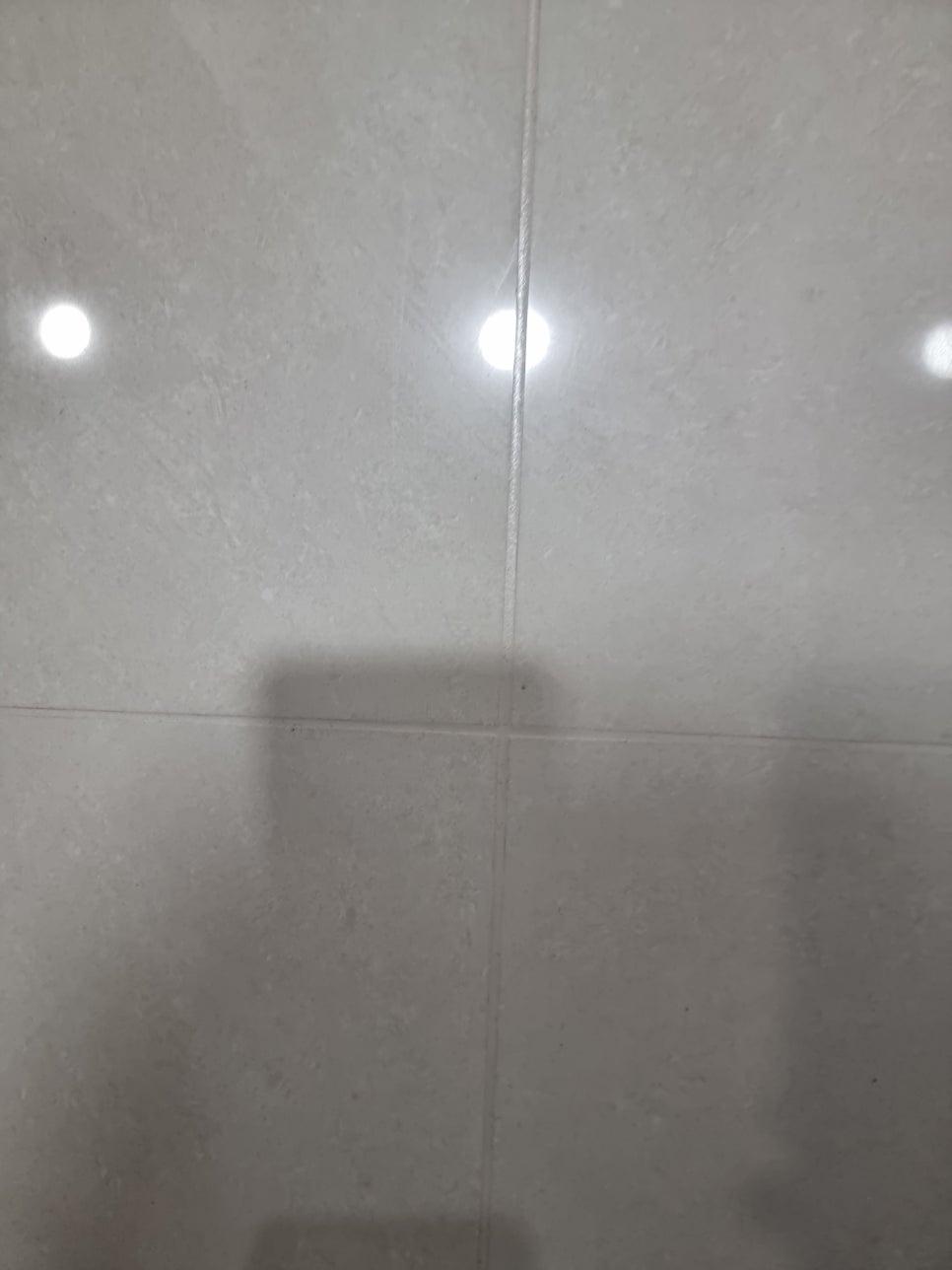 흰색 타일 바닥의 틈새 근접 샷