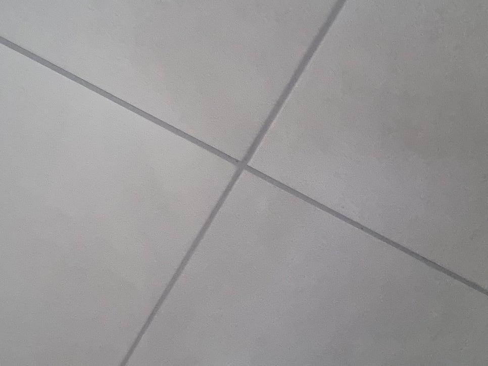 흰색 타일 사이의 틈새 모습