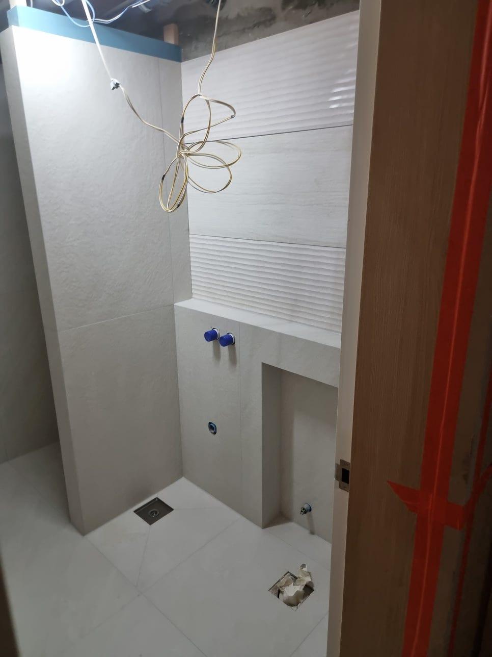 전선이 노출된 상태의 욕실 공사 현장