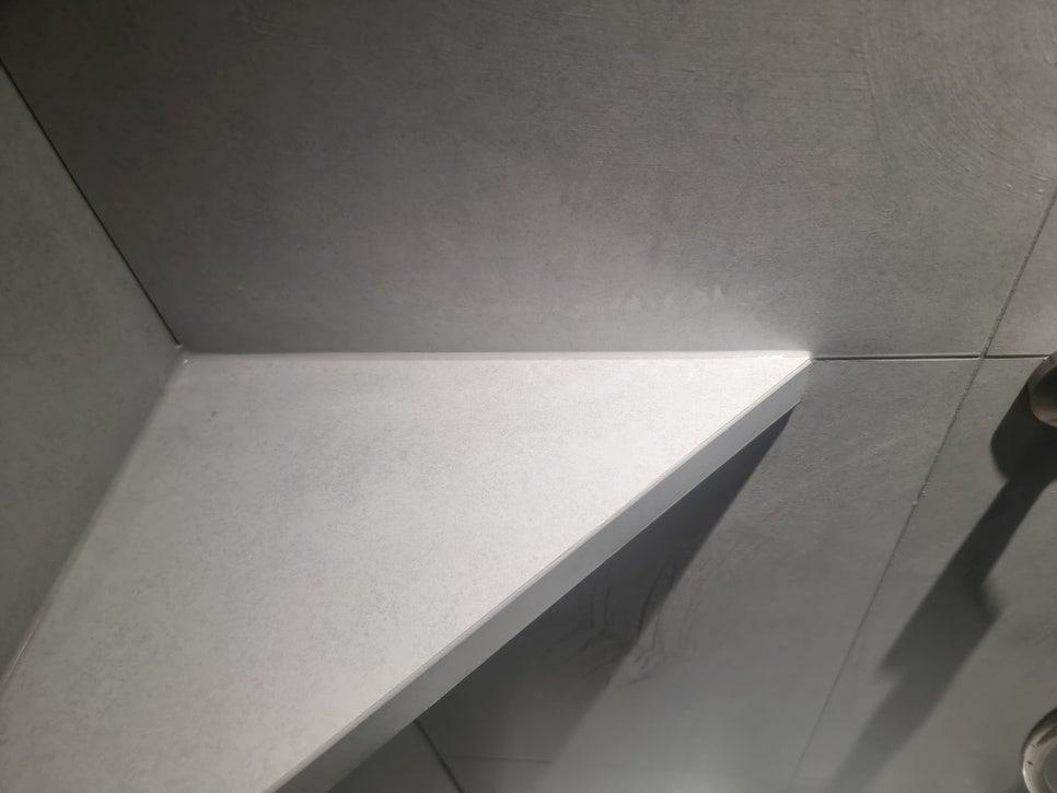 회색 타일과 흰색 상판의 날카로운 모서리 마감