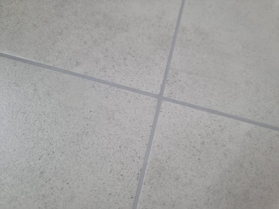 회색 타일 표면과 흰색의 틈새