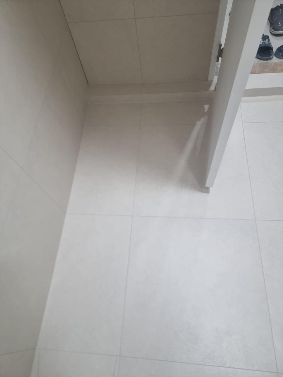 흰색 타일로 마감된 현관 공간