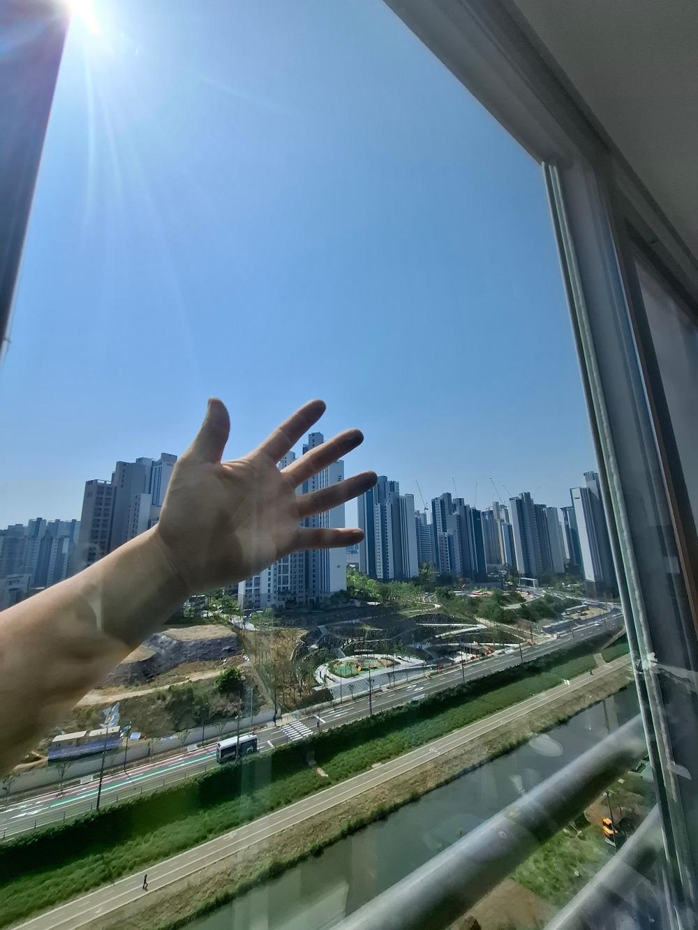 창밖 빌딩 숲을 바라보며 느끼는 개방감