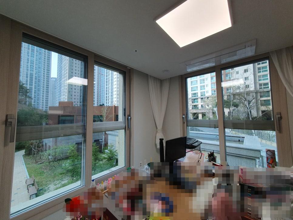 깨끗한 빛이 들어오는 아늑한 서재