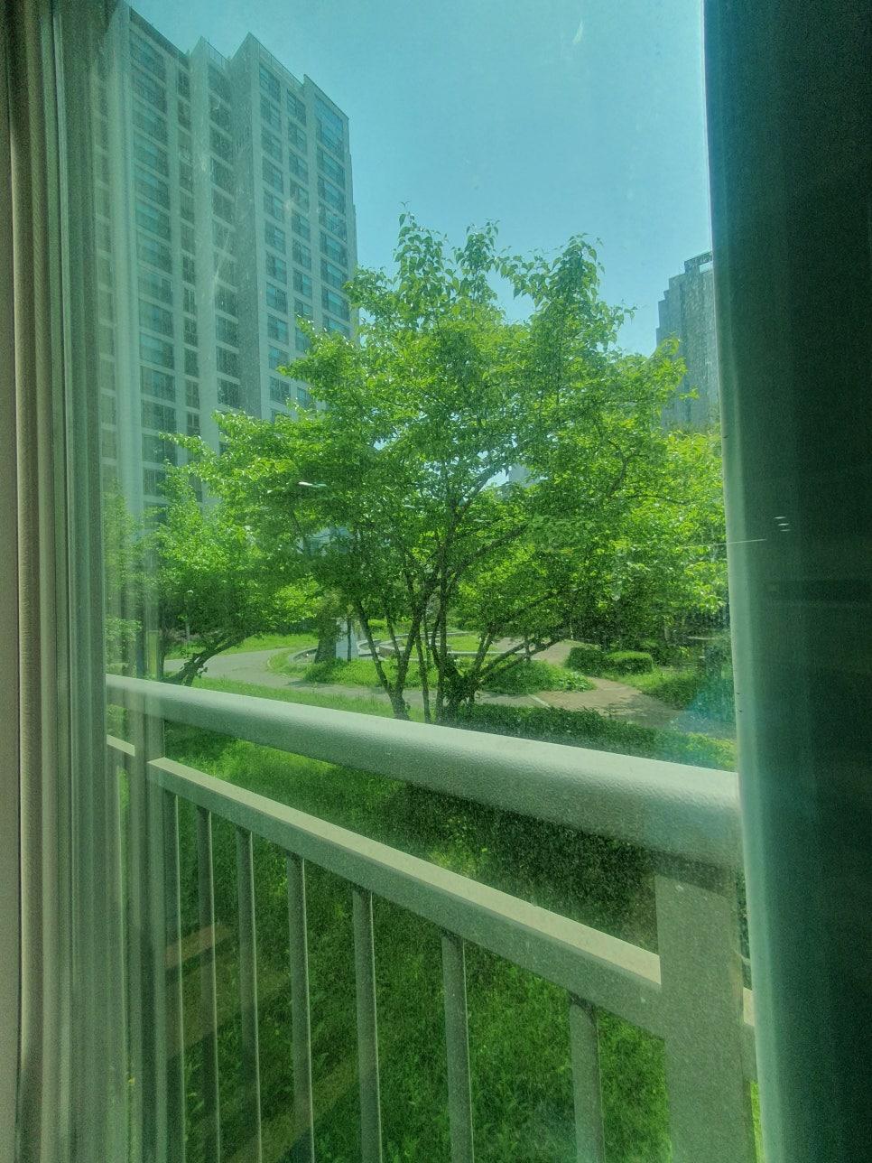 작업 중 보이는 발코니 너머의 도시 주거 지역