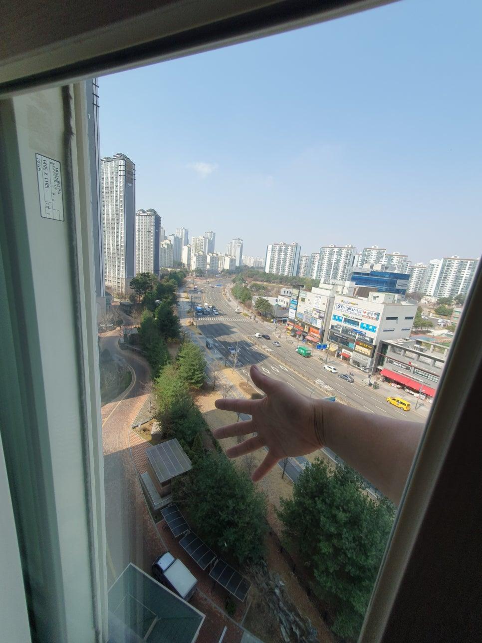 청소 후 선명하게 내려다보이는 도시 풍경