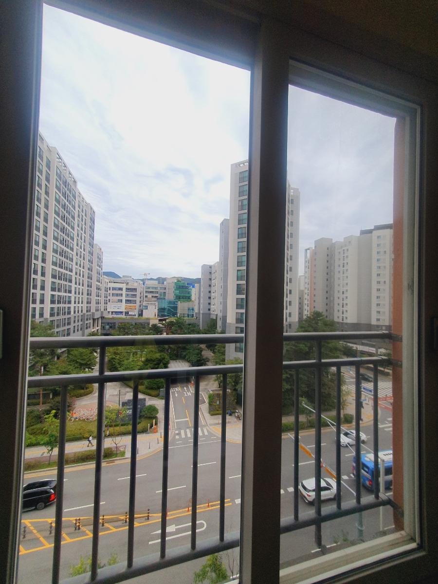 먼지 없이 깔끔해진 창틀 주변