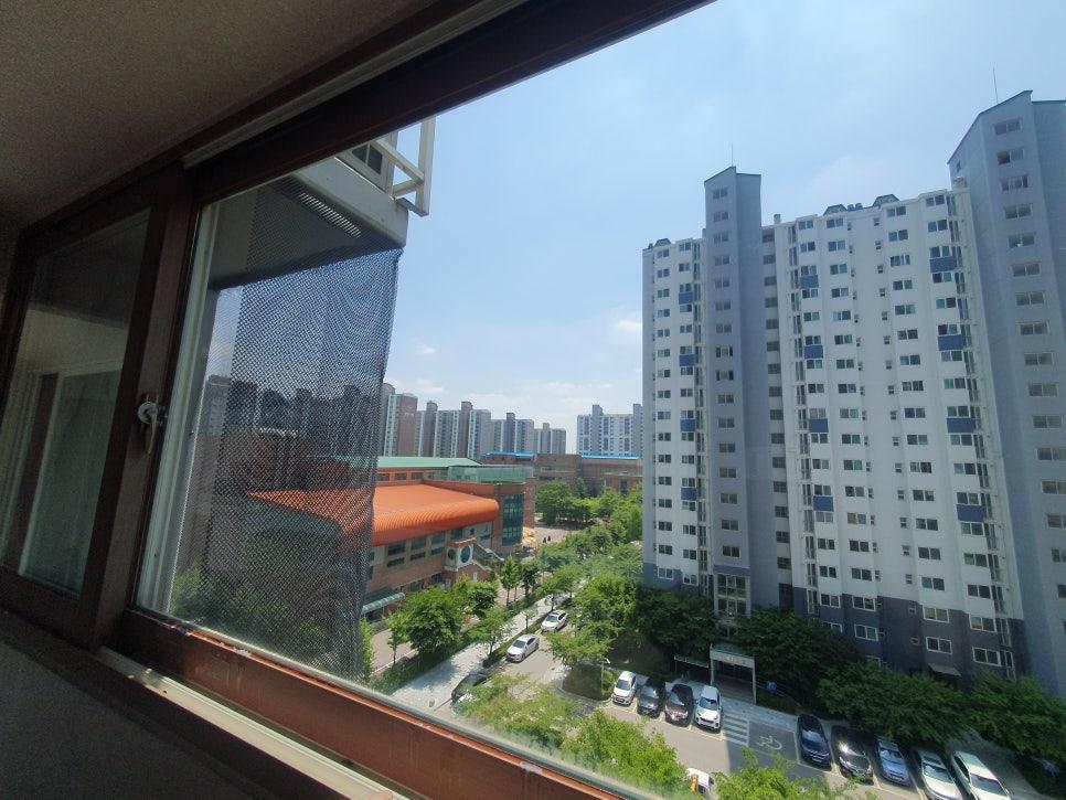 꼼꼼하게 관리된 투명망사 창호