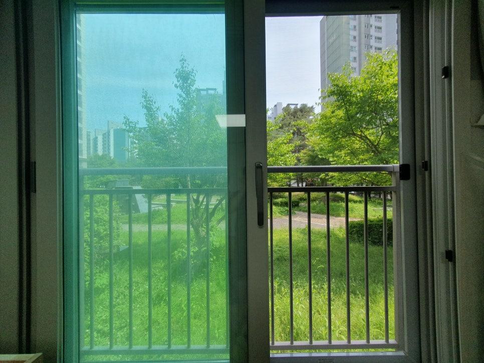 오염이 제거되며 드러나는 깨끗한 유리창