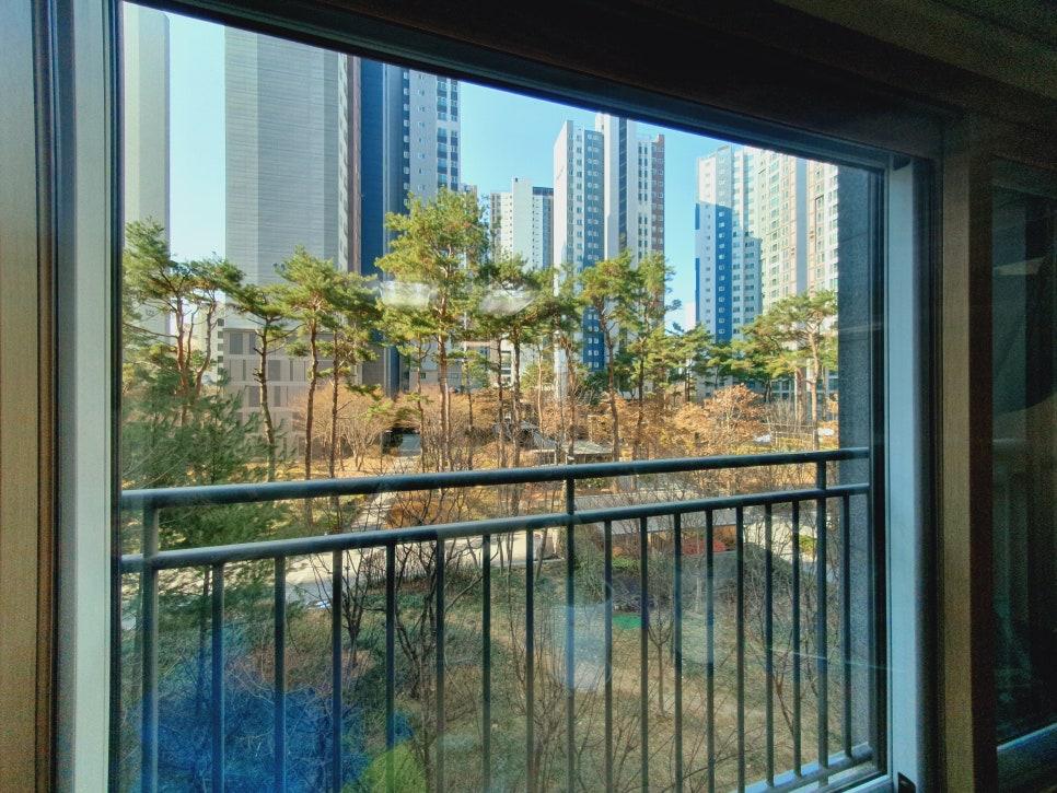 청소 후 투명해진 거실 창밖 풍경