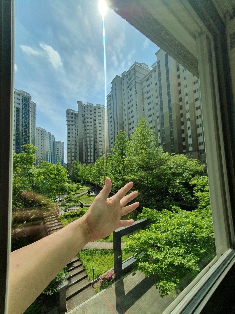 틈새 먼지를 놓치지 않는 세심한 작업 과정