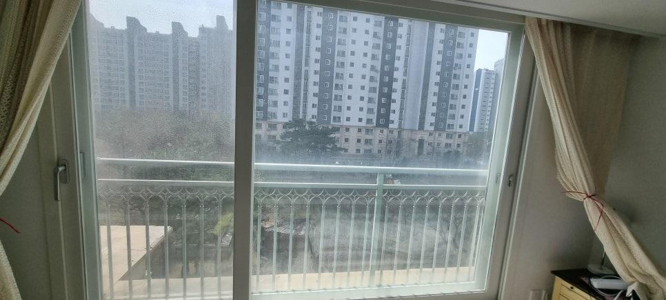 청소 전, 먼지로 뿌옇게 흐려진 창문 상태