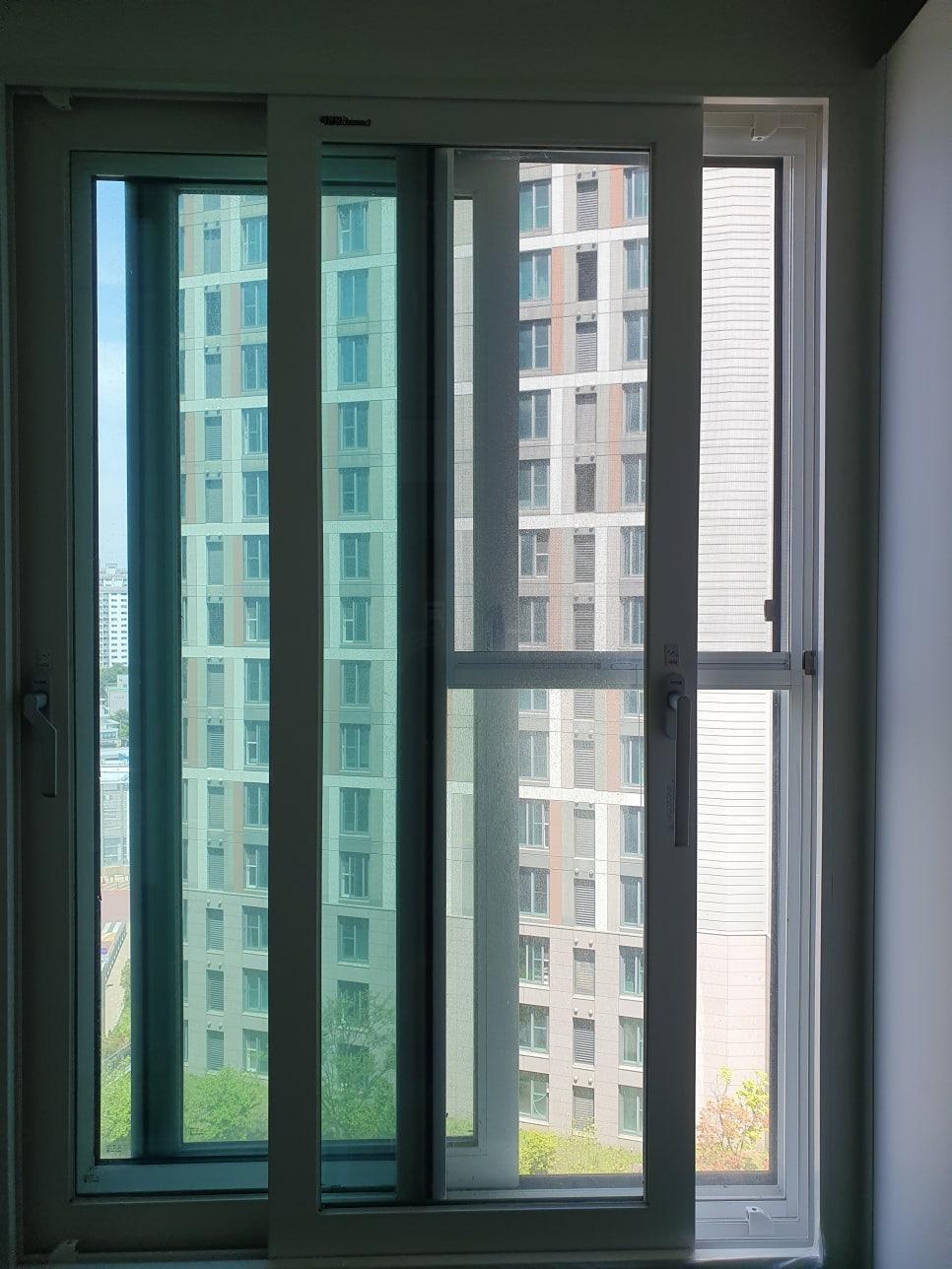 점점 투명해지는 창밖의 도심 풍경