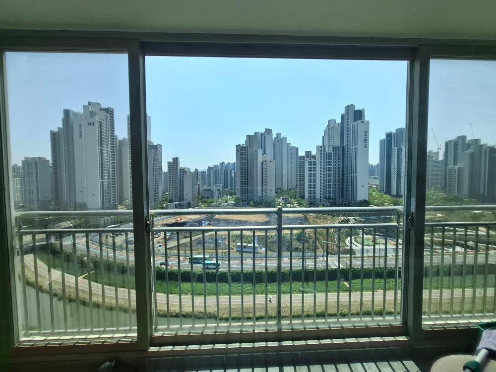 선명하게 내려다보이는 도로와 높은 건물들