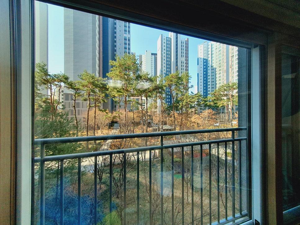 밝은 채광이 느껴지는 거실 공간
