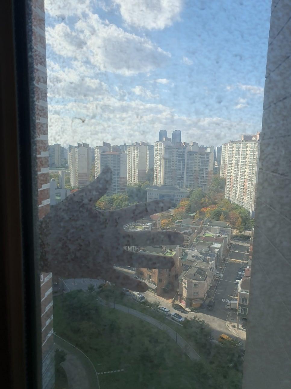 오래된 단열 필름을 조심스럽게 제거하는 과정