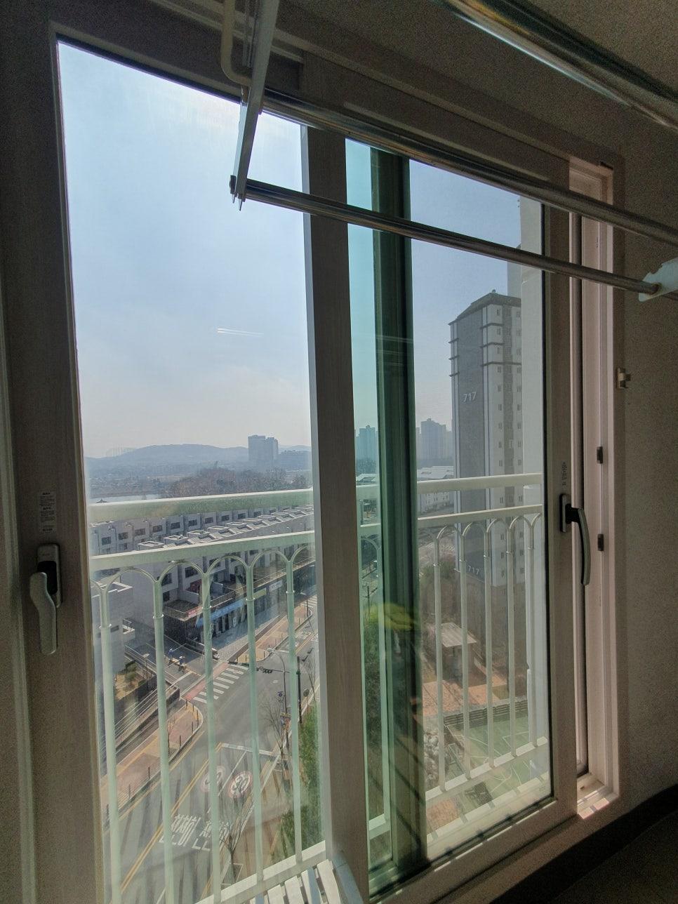 미세먼지와 빗물 자국으로 뿌옇게 오염된 창문 외부