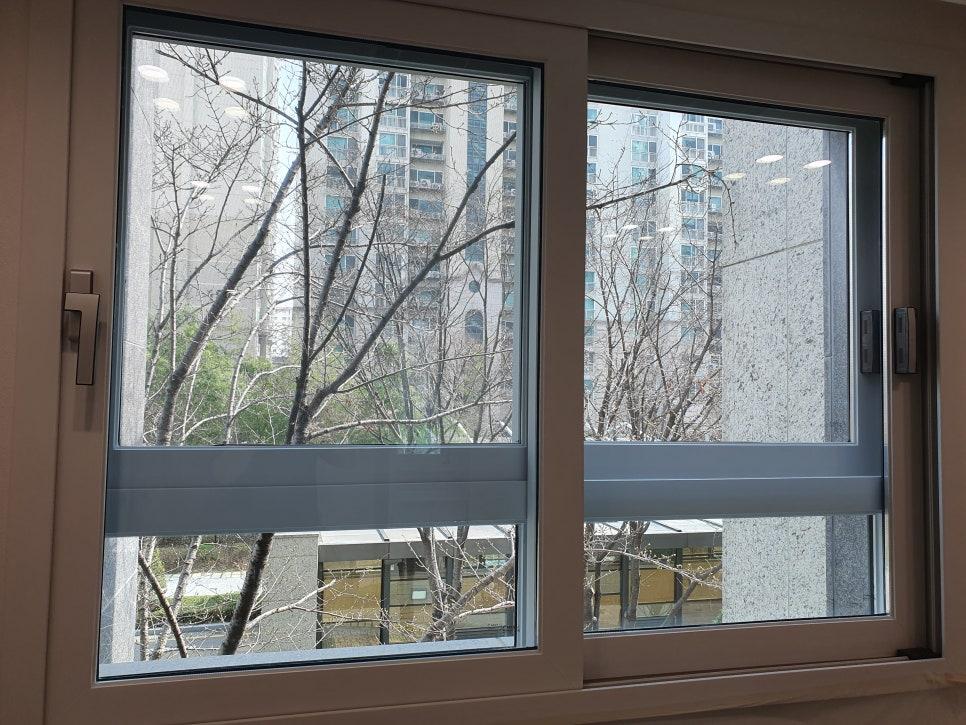 외부 건물들이 선명하게 드러나는 확인 과정