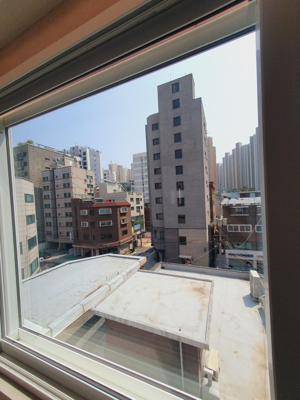 유리창 전용 약품을 사용한 작업 과정