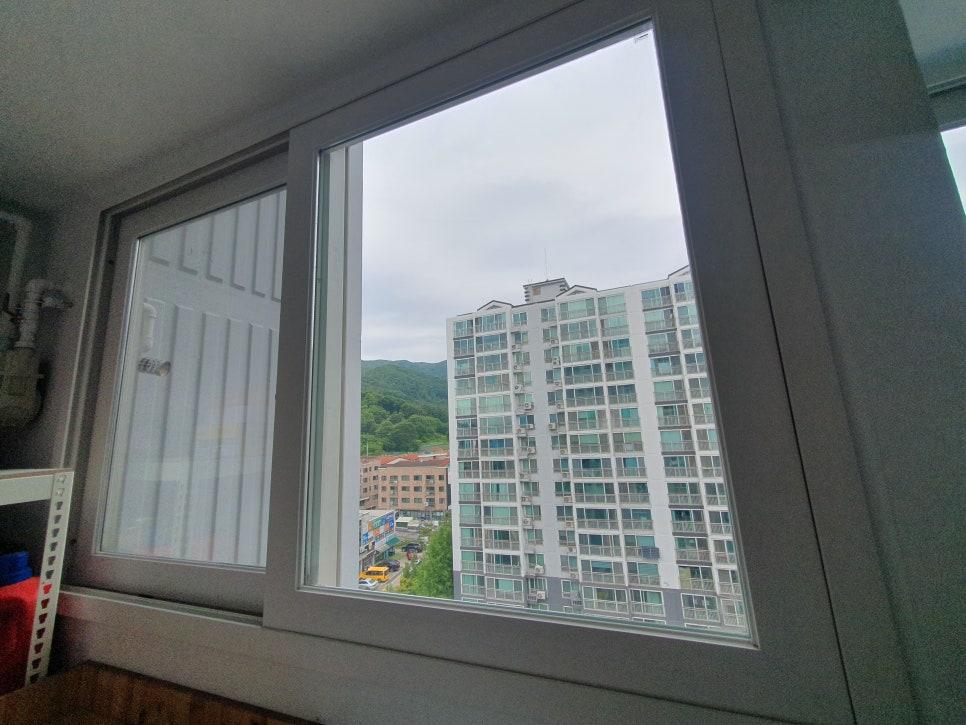 프레임 사이 먼지까지 제거된 창호