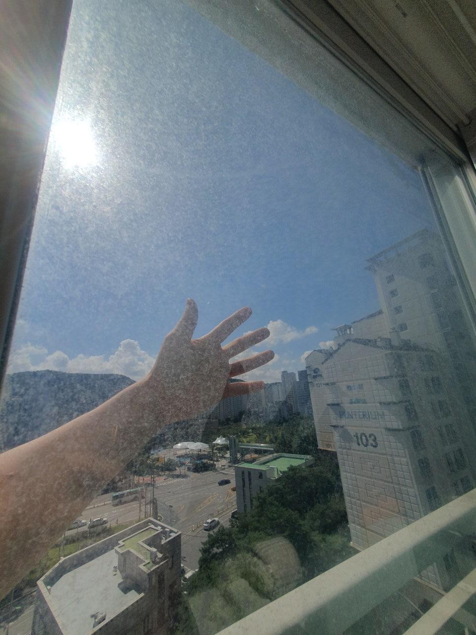 오염을 제거하기 위해 꼼꼼히 작업 중인 과정