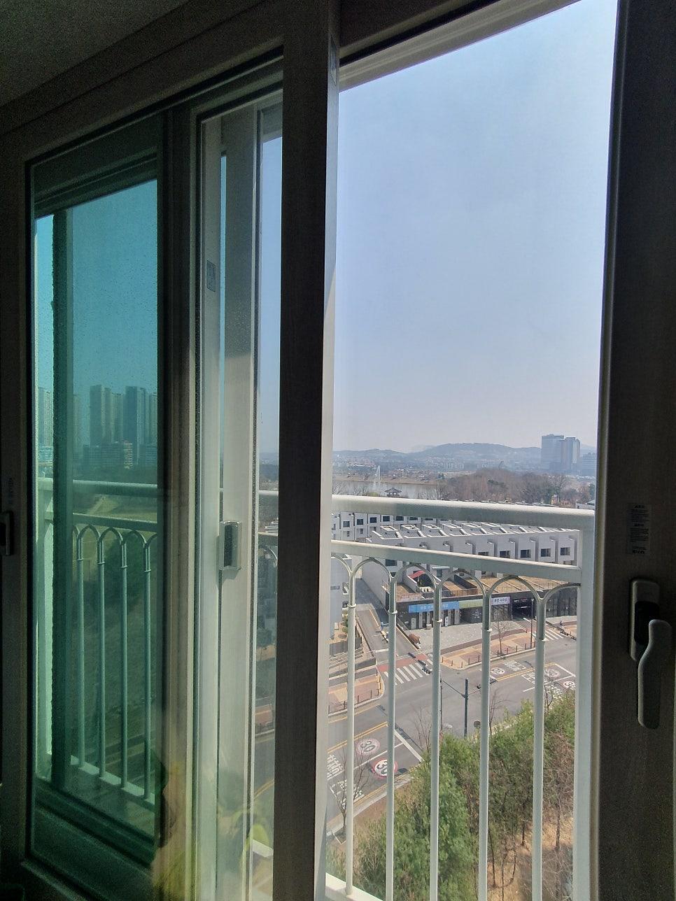 꼼꼼한 작업이 필요한 발코니 창문 주변