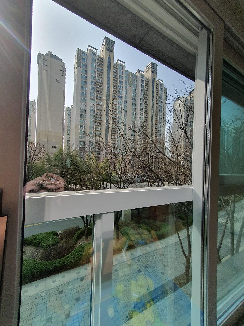 점차 맑아지는 외부 길가 풍경