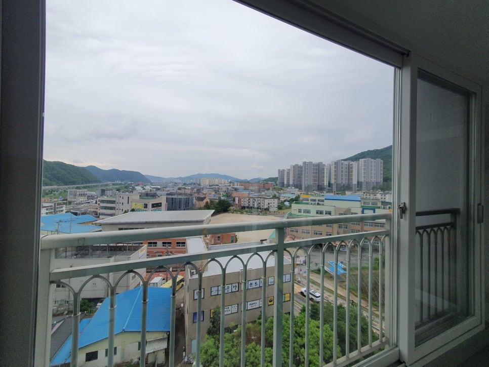 깨끗한 유리창 덕분에 넓어 보이는 발코니