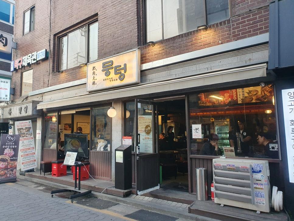 청소 후 투명하고 깨끗해진 유리창과 화이트 브릭 벽면