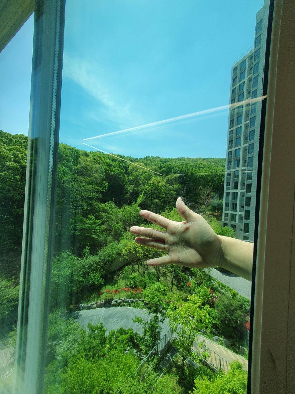 청소 작업 중 마주한 푸른 하늘