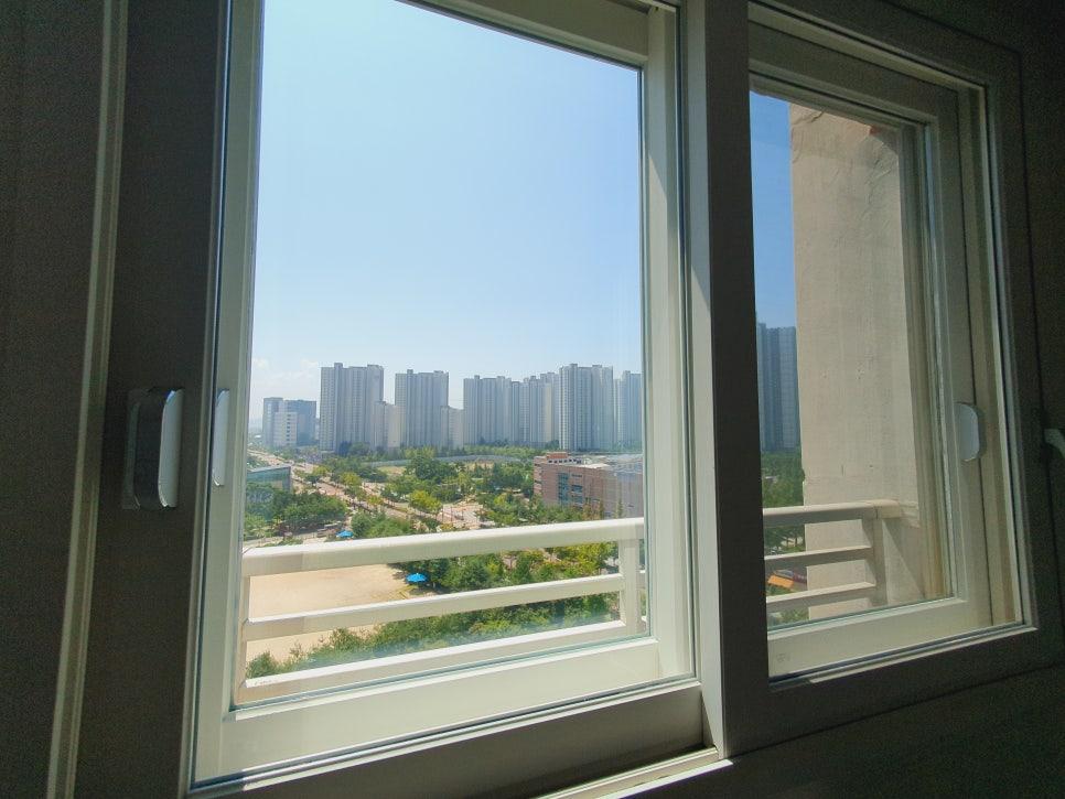 백색 프레임과 어우러진 깨끗한 유리창