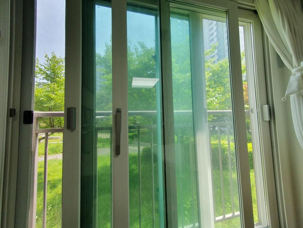 깨끗한 프레임과 외부 녹지의 조화
