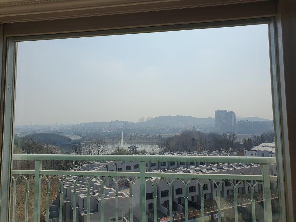 난간 사이사이 오염까지 확인하는 과정