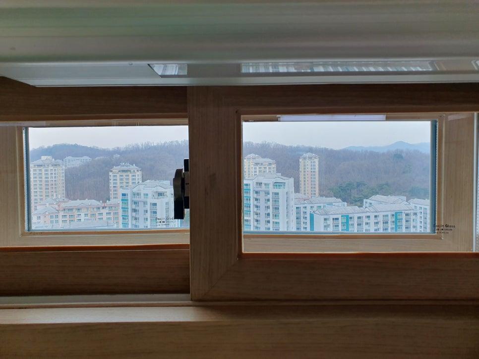 나무 창호 너머로 펼쳐지는 맑은 세상