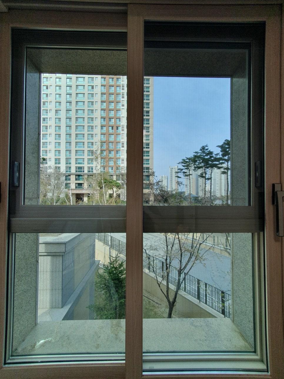 도시의 나무와 건물이 맑게 보이는 창가