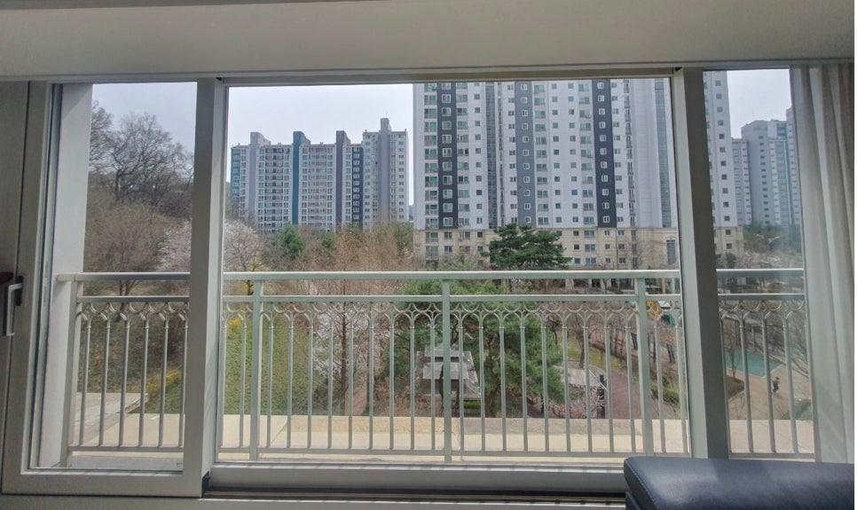 꼼꼼하게 진행되는 발코니 창호 청소 작업