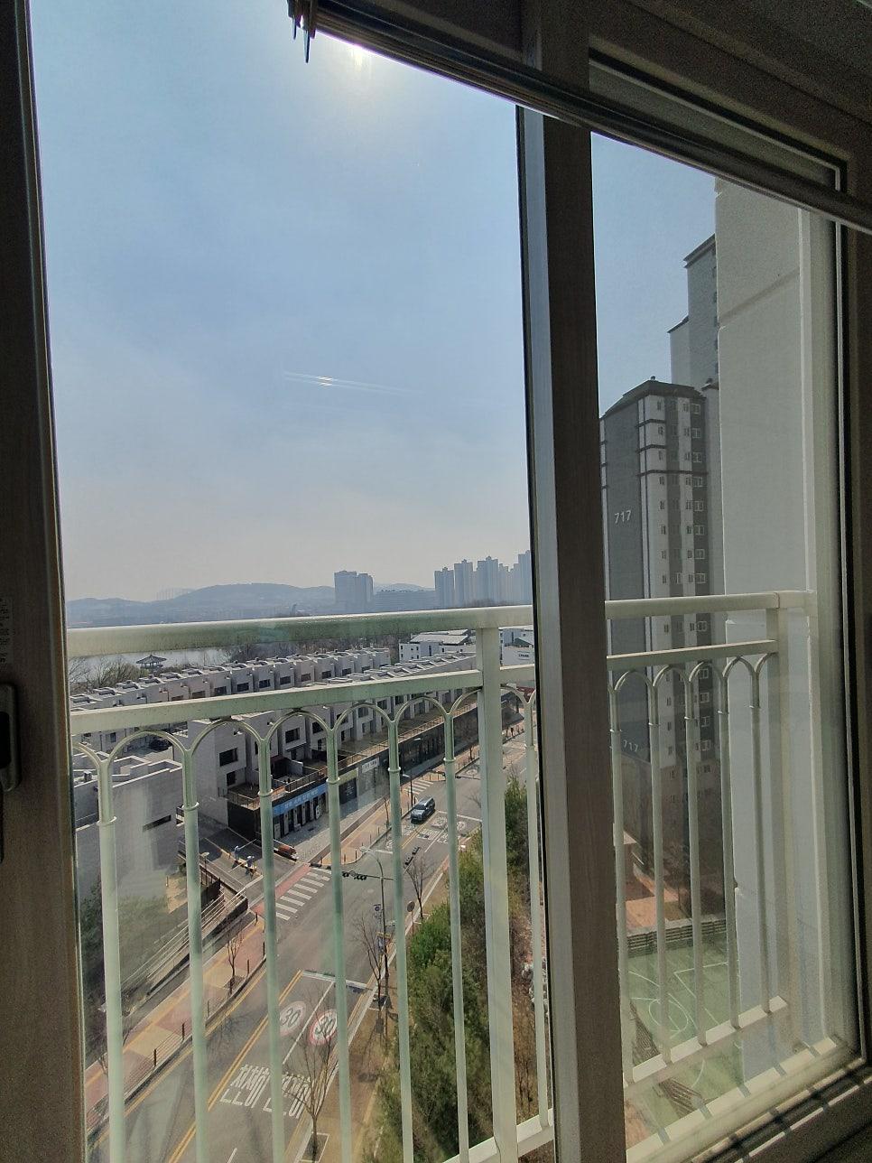 작업 전 오염이 심했던 발코니 난간 근처