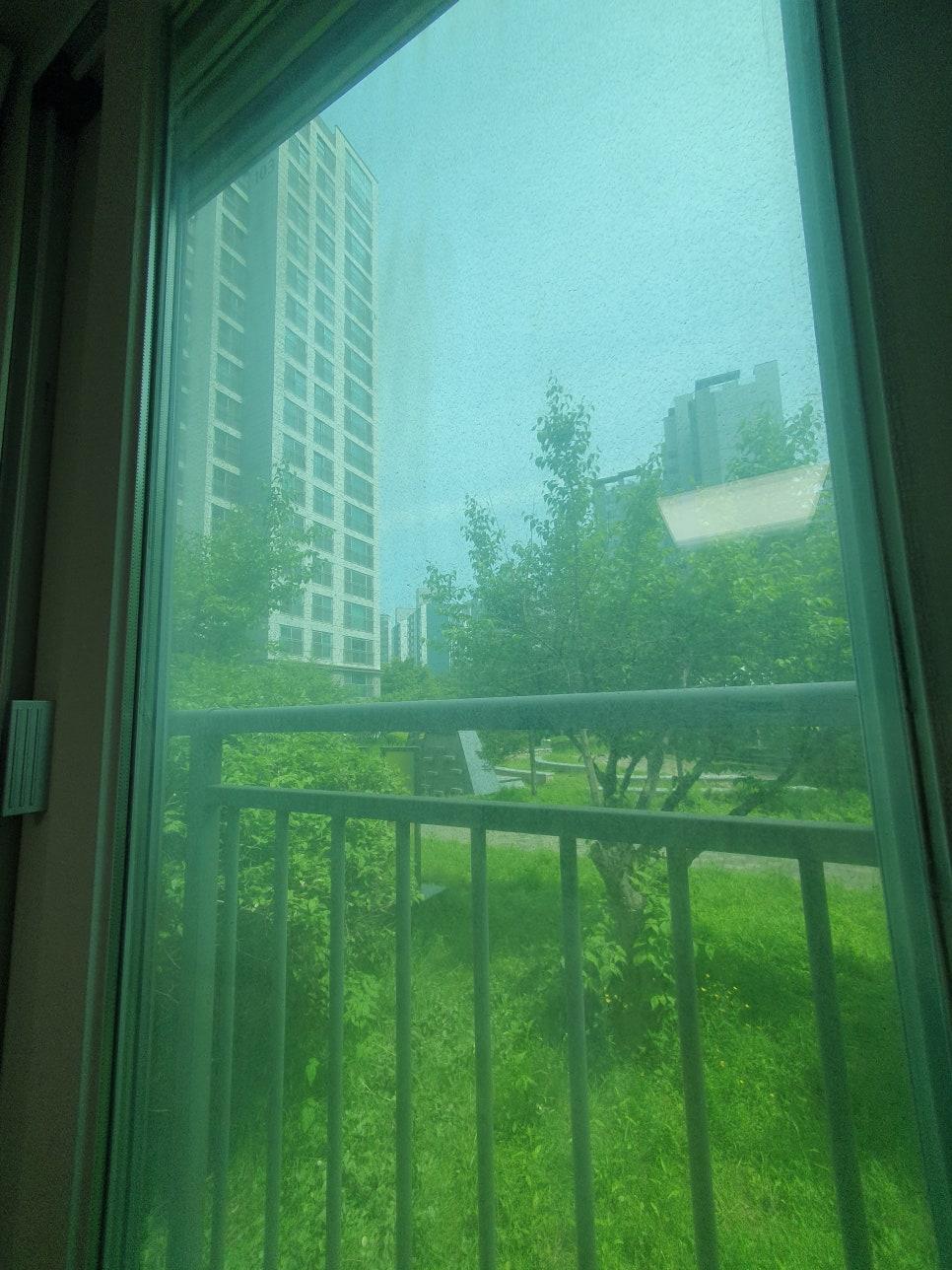 물방울과 함께 보이는 작업 중인 외부 풍경