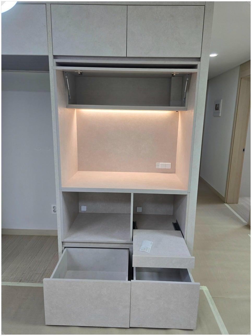 수납장, 내부 선반, 콘센트, 수납장 조명