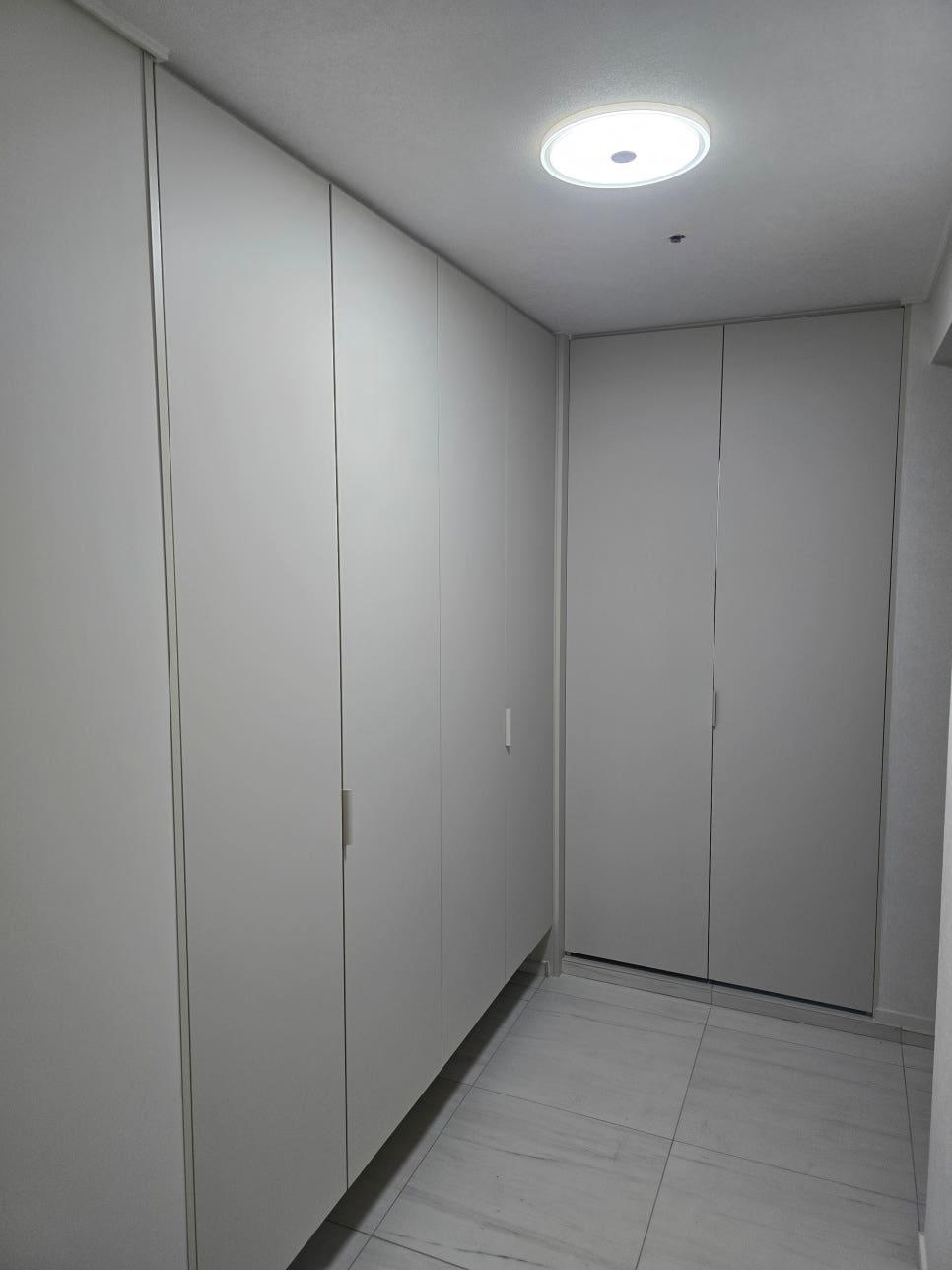 도어 패널을 부착하기 전 골조가 설치된 모습