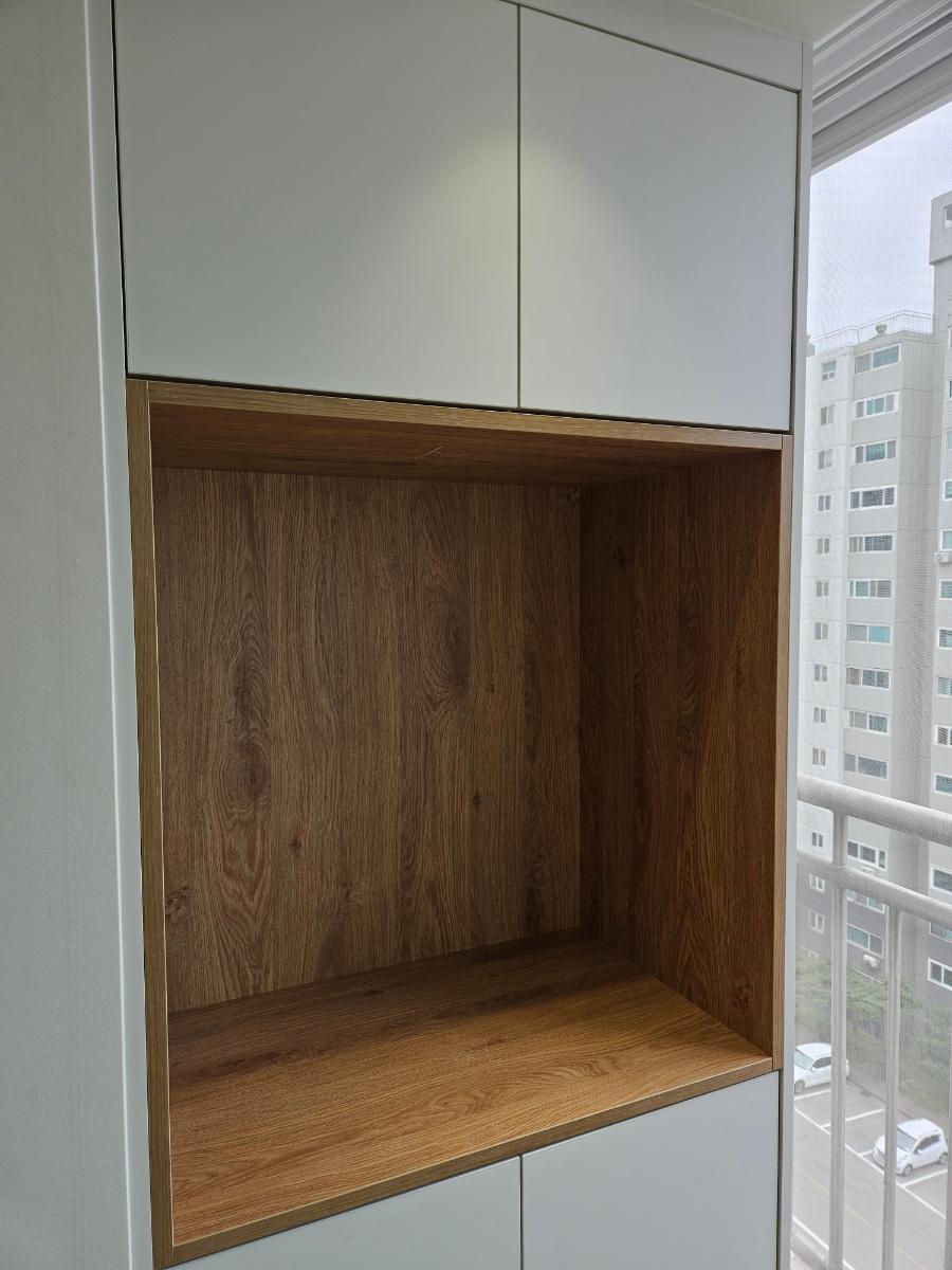 불투명 도어 패널과 시에라오크 오픈장이 구성된 수납장 전경