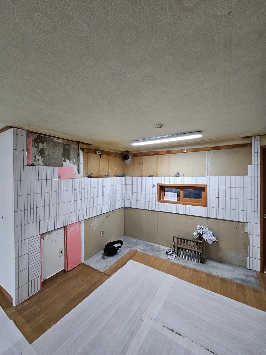 가구 설치 전 타일 시공이 완료된 벽면과 바닥의 모습