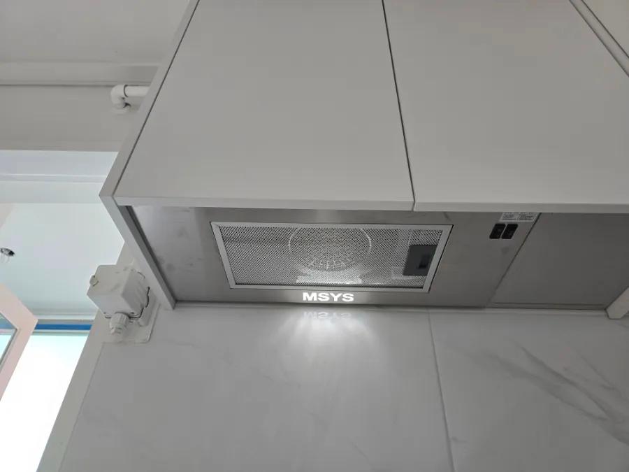 불투명 도어 패널이 적용된 수납장