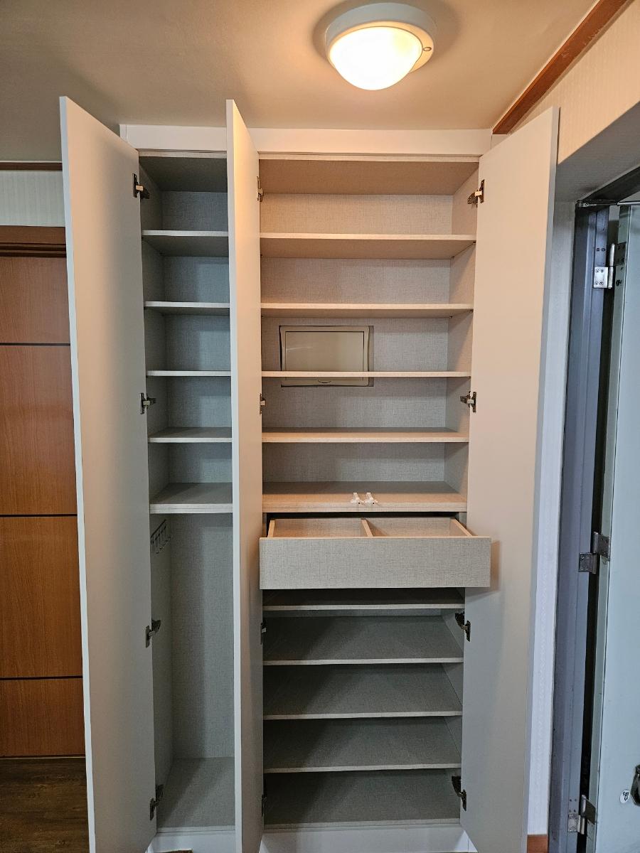 효율적인 내부 구성이 돋보이는 수납장 모습