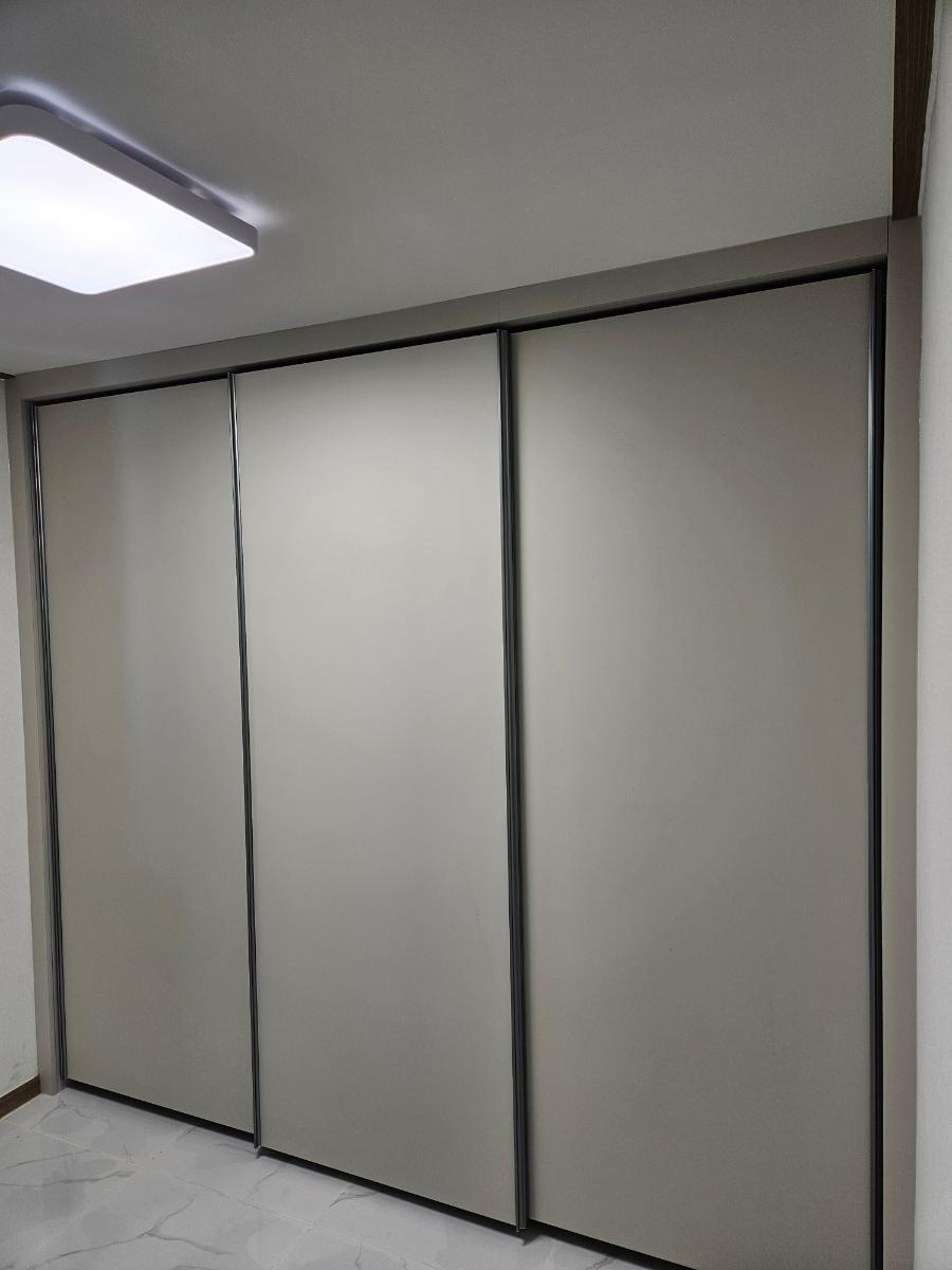PET 샌드그레이무광 도어와 흑니켈 손잡이로 마감된 슬라이딩장