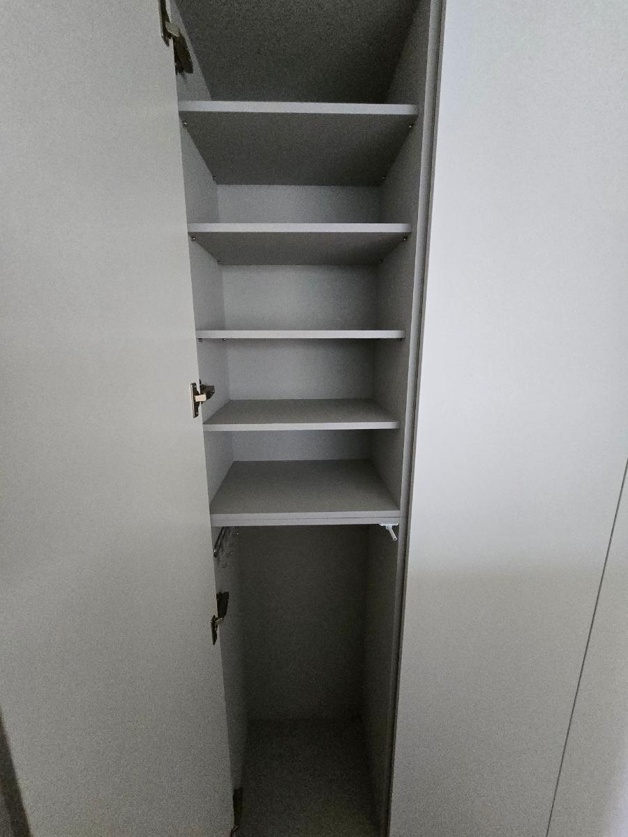흰색 벽면의 빈 수납장 내부 모습
