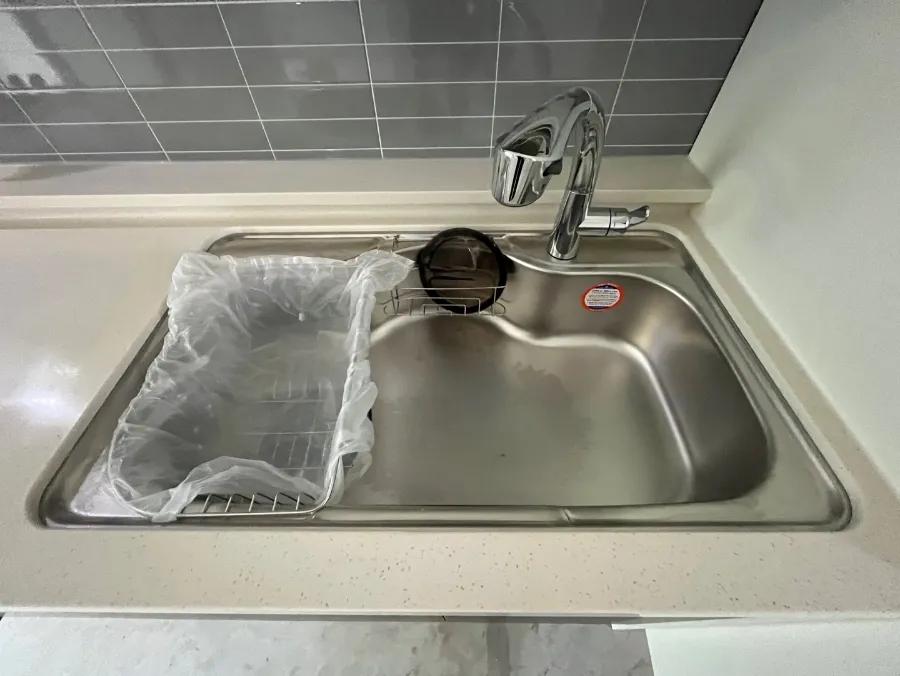 백조 싱크볼과 미륭 수전이 설치된 상판 근접샷