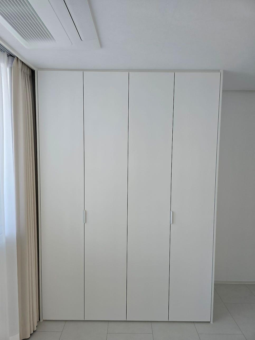벽면과 일체감을 주는 4문형 수납장