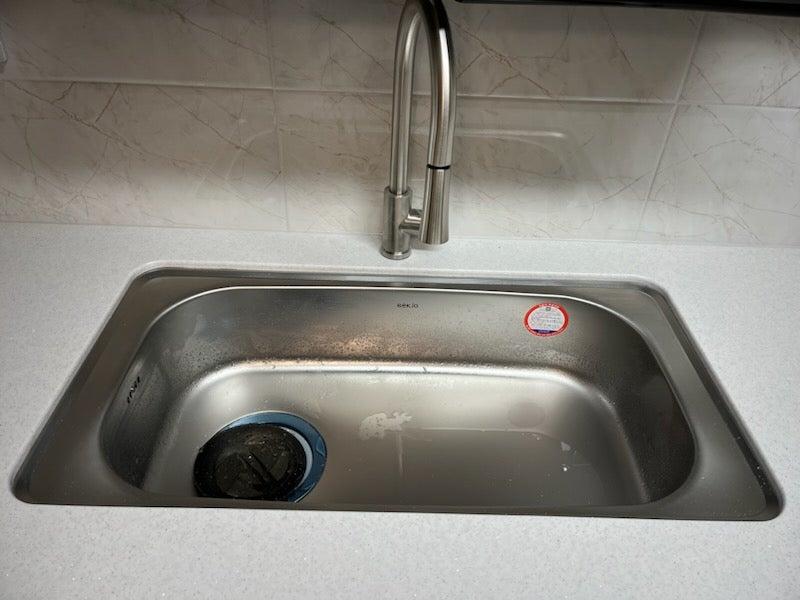 스테인리스 수전이 설치된 싱크대 공간